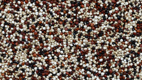 verschillende soorten quinoa op de achtergrond
